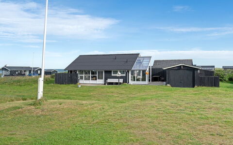 Miroslava - 140M from the Sea: Maison, Domicile, Porte, Toit, Chalet, Biens, Jardin, Ombre, Siding, Cour