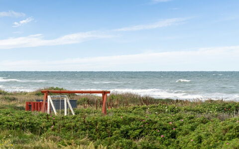 Miroslava - 140M from the Sea: Maison, Domicile, Porte, Toit, Chalet, Biens, Jardin, Ombre, Siding, Cour