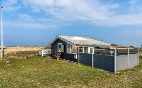 Holger - 50M from the Sea: Maison, Domicile, Porte, Toit, Chalet, Biens, Jardin, Ombre, Siding, Cour