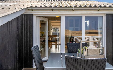Holger - 50M from the Sea: Maison, Domicile, Porte, Toit, Chalet, Biens, Jardin, Ombre, Siding, Cour