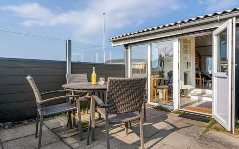 Holger - 50M from the Sea: Maison, Domicile, Porte, Toit, Chalet, Biens, Jardin, Ombre, Siding, Cour