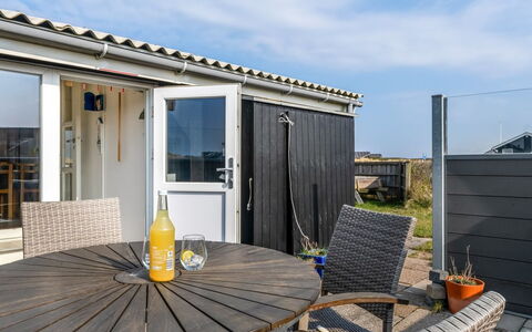 Holger - 50M from the Sea: Maison, Domicile, Porte, Toit, Chalet, Biens, Jardin, Ombre, Siding, Cour