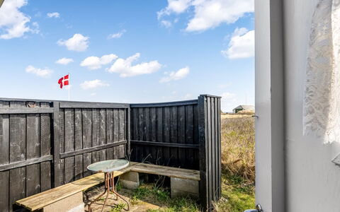 Holger - 50M from the Sea: Maison, Domicile, Porte, Toit, Chalet, Biens, Jardin, Ombre, Siding, Cour