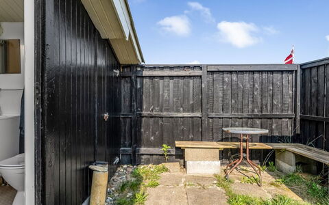 Holger - 50M from the Sea: Maison, Domicile, Porte, Toit, Chalet, Biens, Jardin, Ombre, Siding, Cour
