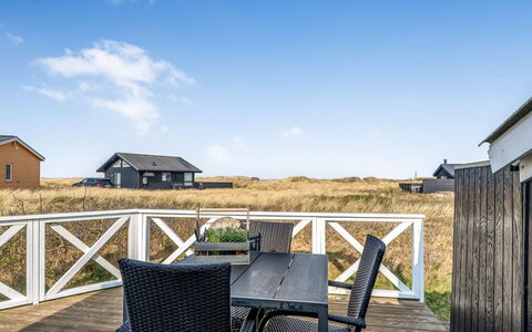 Holger - 50M from the Sea: Maison, Domicile, Porte, Toit, Chalet, Biens, Jardin, Ombre, Siding, Cour