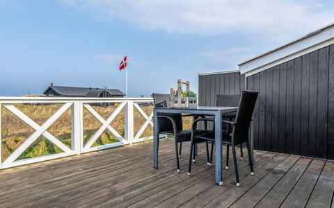 Holger - 50M from the Sea: Maison, Domicile, Porte, Toit, Chalet, Biens, Jardin, Ombre, Siding, Cour