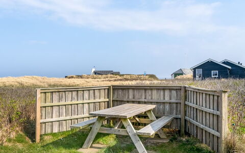 Holger - 50M from the Sea: Maison, Domicile, Porte, Toit, Chalet, Biens, Jardin, Ombre, Siding, Cour