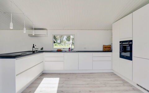 Albert - 340M from the Sea: Sol, Cuisine, Bois, Design Intérieur, Comptoir, Sol, Plafond, Cabinetry, Parquet, Meubles