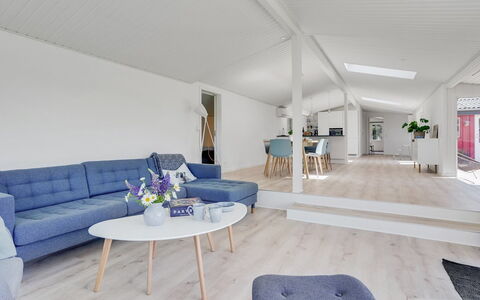 Albert - 340M from the Sea: Sol, Design Intérieur, Sol, Bois, Canapé, Meubles, Plafond, Salon, Parquet, Domicile