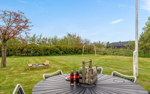 Alexandria - 1.5Km from the Sea: Ciel, Herbe, Meubles, Mobilier De Jardin, Paysage, Lot Terre, Tableau De Plein Air, Jardin, Chaise, Ombre