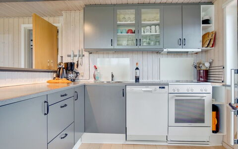 Ailika - 300M from the Sea: Cuisine, Appareil De Cuisine, Principaux Appliance, Comptoir, Sol, Cabinetry, Bois, Design Intérieur, Evier, Meubles