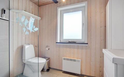 Ailika - 300M from the Sea: Bois, Sol, Sol, Design Intérieur, Luminaire Plomberie, Pièce, Plafond, Plomberie, Toilette, Salle De Bains