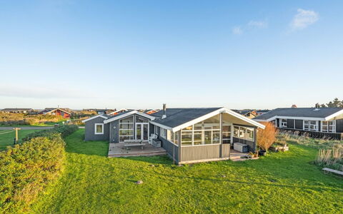 Ailika - 300M from the Sea: Chalet, Domicile, Maison, Toit, Porche, Biens, Siding, Batiments Jardin, Ferme, Cour