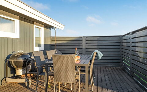 Ailika - 300M from the Sea: Chalet, Domicile, Maison, Toit, Porche, Biens, Siding, Batiments Jardin, Ferme, Cour
