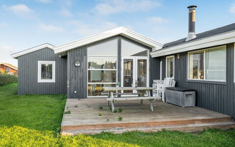 Ailika - 300M from the Sea: Chalet, Domicile, Maison, Toit, Porche, Biens, Siding, Batiments Jardin, Ferme, Cour