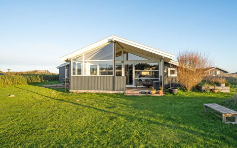 Ailika - 300M from the Sea: Chalet, Domicile, Maison, Toit, Porche, Biens, Siding, Batiments Jardin, Ferme, Cour