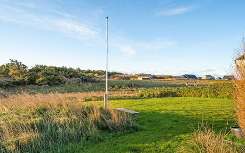Ailika - 300M from the Sea: Chalet, Domicile, Maison, Toit, Porche, Biens, Siding, Batiments Jardin, Ferme, Cour