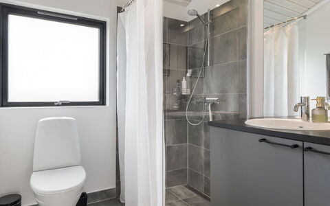 Talitha - 1.5Km from the Sea: Design Intérieur, Sol, Luminaire Plomberie, Sol, Salle De Bains, Siège De Toilette, Toilette, Plafond, Évier, Plomberie