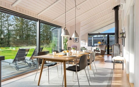 Talitha - 1.5Km from the Sea: Meubles, Table Cuisine Et Salle A Manger, Chaise, Ombre, Parquet, Salle À Manger, Dur, Plante D'Appartement, Luminaire, Salon