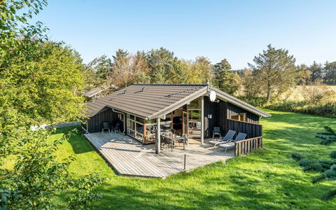 Emeli - 1.3Km from the Sea: Bâtiment, Maison, Bois, Domicile, Toit, Chalet, Zone Résidentielle, Arbuste, Architecture