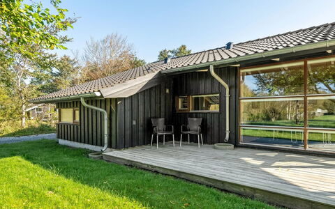Emeli - 1.3Km from the Sea: Bâtiment, Maison, Bois, Domicile, Toit, Chalet, Zone Résidentielle, Arbuste, Architecture