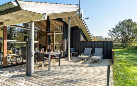 Emeli - 1.3Km from the Sea: Bâtiment, Maison, Bois, Domicile, Toit, Chalet, Zone Résidentielle, Arbuste, Architecture