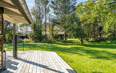 Emeli - 1.3Km from the Sea: Bâtiment, Maison, Bois, Domicile, Toit, Chalet, Zone Résidentielle, Arbuste, Architecture