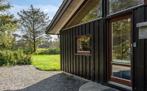 Emeli - 1.3Km from the Sea: Bâtiment, Maison, Bois, Domicile, Toit, Chalet, Zone Résidentielle, Arbuste, Architecture