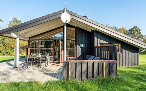 Emeli - 1.3Km from the Sea: Maison, Domicile, Porte, Toit, Chalet, Biens, Jardin, Ombre, Siding, Cour