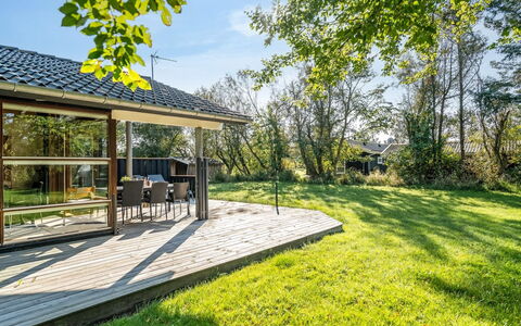Emeli - 1.3Km from the Sea: Maison, Domicile, Porte, Toit, Chalet, Biens, Jardin, Ombre, Siding, Cour