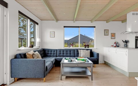 Benda - 348M from the Sea: Chalet, Domicile, Maison, Toit, Porche, Biens, Siding, Batiments Jardin, Ferme, Cour