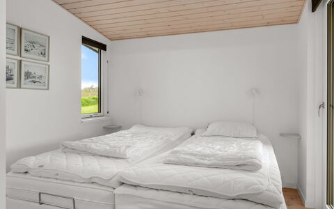 Benda - 348M from the Sea: Chambre, Bois, Lit, Design Intérieur, Drap De Lit, Plafond, Literie, Meubles, Sol, Pièce