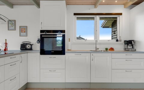 Benda - 348M from the Sea: Cuisine, Sol, Cabinetry, Comptoir, Appareil De Cuisine, Design Intérieur, Sol, Bois, Meubles, Principaux Appliance