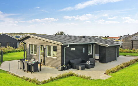 Benda - 348M from the Sea: Toit, Chalet, Porte, Siding, Batiments Jardin, Cabanon, Porche, Structure En Plein Air