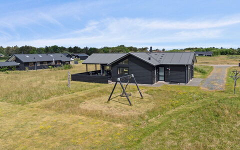 Fader - 950M from the Sea: Végétation, Arbuste, Printemps, Chalet, Jardin, Ombre, Arrière-Cour, Cour, Chaise