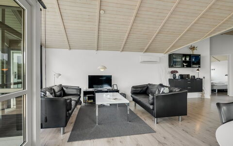 Frejdis - 1.1Km from the Sea: Design Intérieur, Meubles, Sol, Plafond, Sol, Bois, Canapé, Pièce, Parquet, Salon
