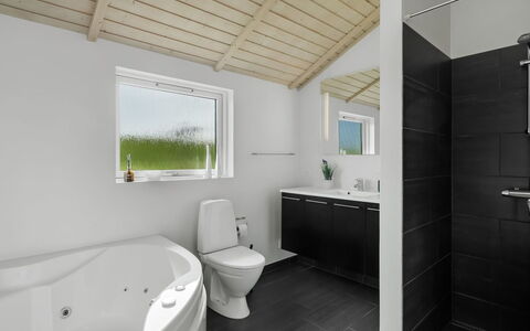 Frejdis - 1.1Km from the Sea: Sol, Luminaire Plomberie, Design Intérieur, Sol, Plafond, Salle De Bains, Évier, Robinet, Domicile, Plomberie