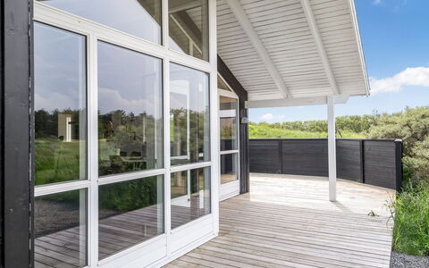 Frejdis - 1.1Km from the Sea: Bois, Sol, Porche, Sol, Porte, Plate-Forme, Composite, Dur, Planche, Parquet