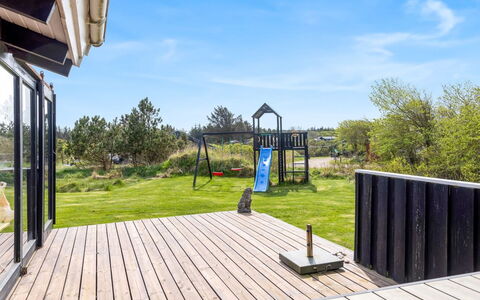 Wante - 900M from the Sea: Toit, Chalet, Domicile, Ombre, Siding, Ferme, Porche, Structure En Plein Air, Batiments Jardin