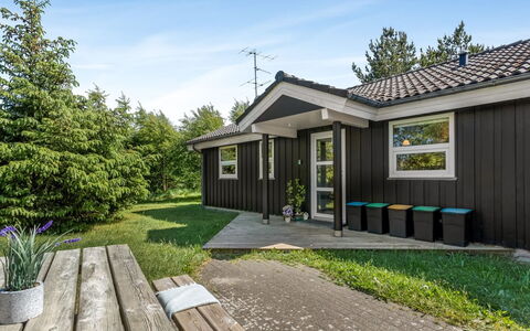 Winder - 1.3Km from the Sea: Chalet, Domicile, Maison, Toit, Porche, Biens, Siding, Batiments Jardin, Ferme, Cour