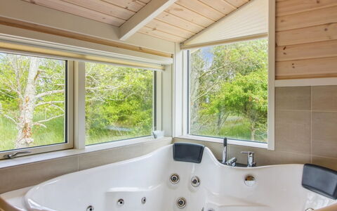 Heriest - 1.2Km from the Sea: Luminaire Plomberie, Baignoire, Design Intérieur, Salle De Bains, Plafond, Sol, Plomberie, Sol, Robinet, Domicile