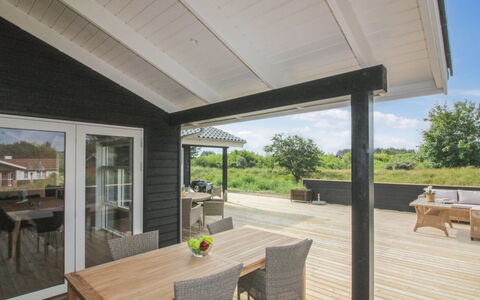 Heriest - 1.2Km from the Sea: Bois, Porche, Domicile, Porte, Maison, Toit, Siding, Plate-Forme, Dur, Planche