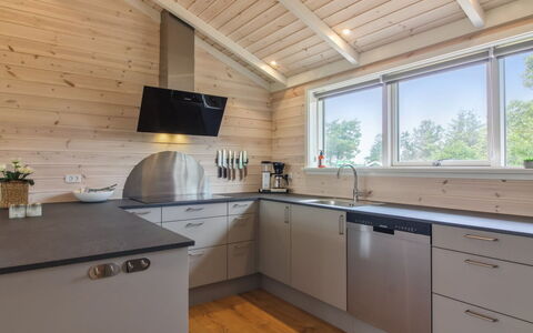 Heriest - 1.2Km from the Sea: Bois, Sol, Plafond, Tache De Bois, Cuisine, Comptoir, Dur, Parquet, Cabinetry, Luminaire
