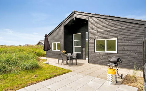 Grith - 1Km from the Sea: Bois, Toit, Maison, Chalet, Porte, Domicile, Siding, Lot Terre, Batiments Jardin, Cabanon