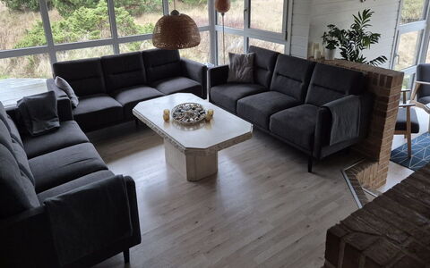 Riika - 425M from the Sea: Domicile, Appartement, Salon, Canapé, Accoudoir