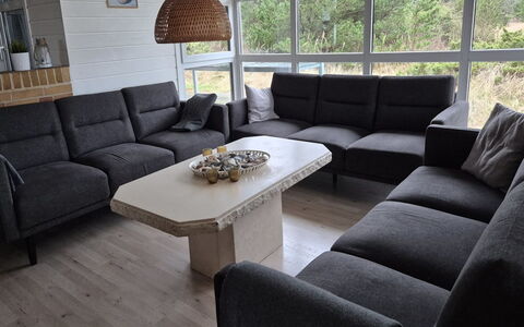 Riika - 425M from the Sea: Domicile, Meubles, Appartement, Salon, Accoudoir, Parquet, Canapé, Plante D'Appartement