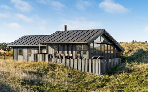 Fransisca - 600M from the Sea: Bleu, Arbuste, Chalet, Couverture De Sol, Jardin, Biens, Ombre, Aménagement Paysager, Ferme, Eco Hôtel