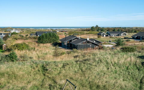 Bothilda - 660M from the Sea: Bleu, Arbuste, Chalet, Couverture De Sol, Jardin, Biens, Ombre, Aménagement Paysager, Ferme, Eco Hôtel
