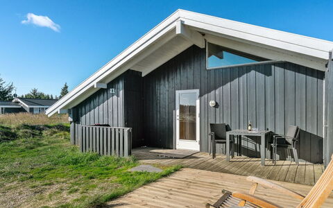 Bothilda - 660M from the Sea: Bleu, Arbuste, Chalet, Couverture De Sol, Jardin, Biens, Ombre, Aménagement Paysager, Ferme, Eco Hôtel