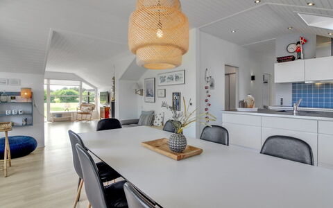 Harmen - 1.1Km from the Sea: Design Intérieur, Plafond, Appartement, Sol, Meubles, Sol, Pièce, Éclairage, Domicile, Canapé